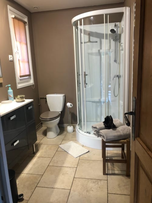 Salle de bains moderne avec cabine de douche, toilettes, meuble vasque au gite Le Clos Mahiel