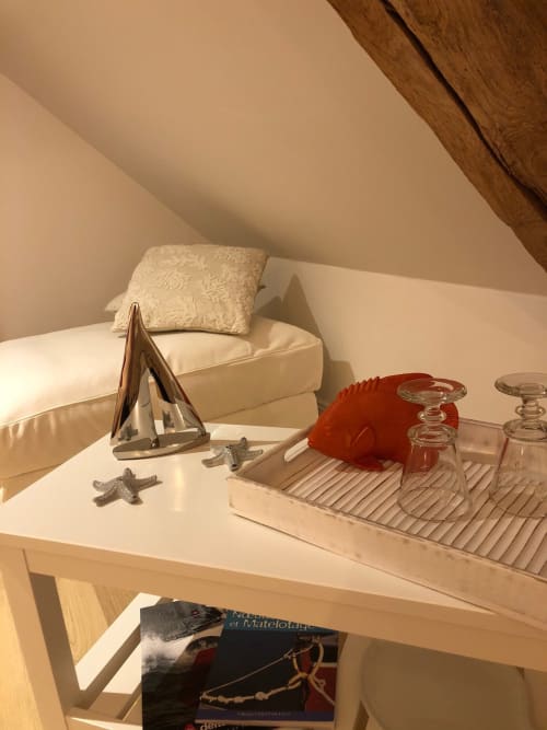 Chambre à thème nautique des skippers du Havre au Clos Mahiel avec décor de voilier, étoile de mer et décoration élégante de voilier