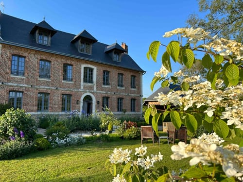 Le Clos Mahiel, demeure en briques et pierres avec vaste jardin entretenu, arbustes à fleurs blanches et espace détente à Saint-Romain-de-Colbosc, France. Parking compris voiture et moto..