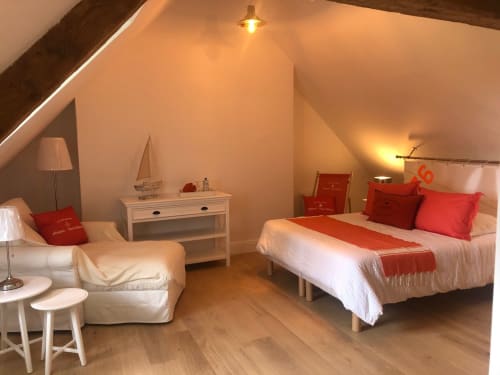 Chambre Skipper-Vent d'Ouest. Chambre actuelle  sous les combles au Clos Mahiel avec lit queen, aux couleurs oranges du skipper, , parquet naturel et décor nautique
