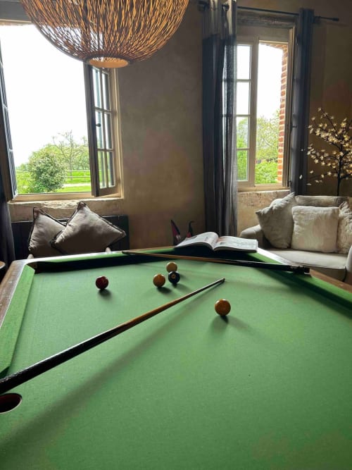 Billard au Clos Mahiel, salon confortable, lustre tissé et vue sur le jardin