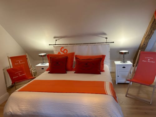 Chambre au Clos Mahiel. Parures de draps comprises. Serviettes de bain comprises.