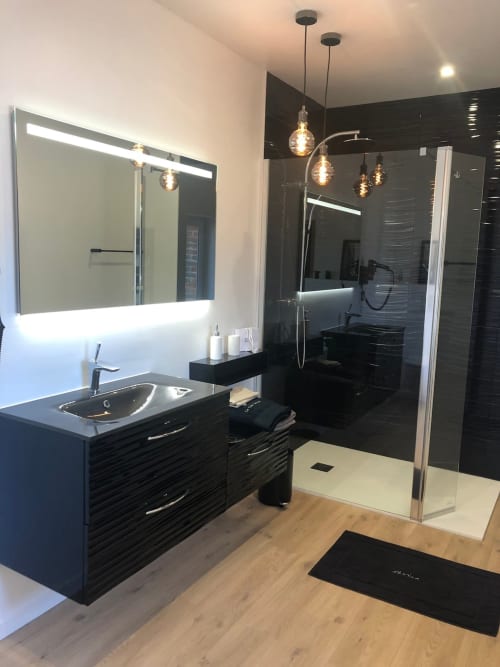 Salle de bain moderne du Clos Mahiel, miroir lumineux, douche à l'italienne et luminaires suspendus