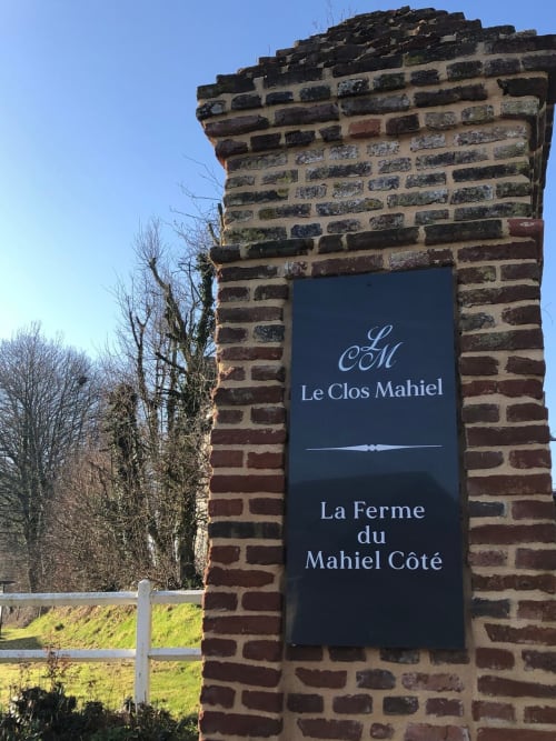 Enseigne de l'entrée de la ferme Le Clos Mahiel sur cheminée en brique à Saint-Romain-de-Colbosc, France