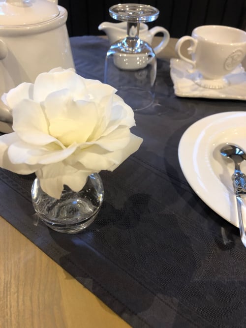 Mise de table élégante avec un arrangement de roses blanches et une fine porcelaine à l'hôtel Le Clos Mahiel à Saint-Romain-de-Colbosc, France