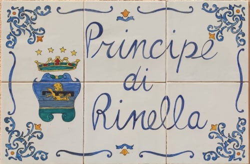 Pannello decorativo in ceramica dell'Hotel Principe di Rinella con stemma italiano e eleganti bordi blu