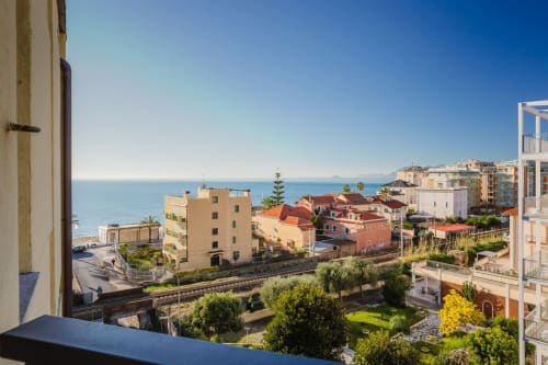 Meerblick vom Apartment Residenza la Pietra in Pietra Ligure, Italien, mit Blick auf die Mittelmeerküste und farbenfrohe Gebäude