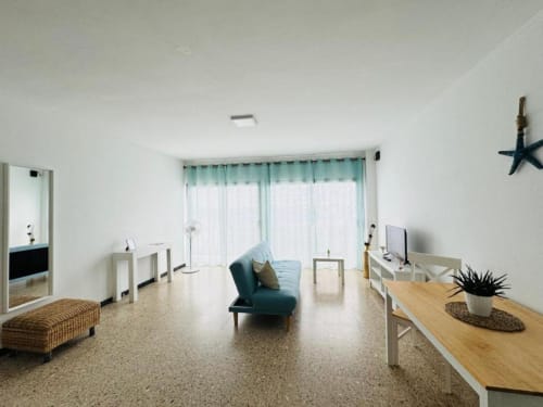 Amplio salón del apartamento en Rocamar, Santa Cruz de la Palma, con mobiliario moderno y balcón con vistas al mar