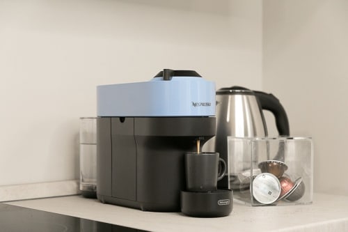 Macchina da caffè Nespresso con accessori presso l'appartamento Treviso Stays in Italia