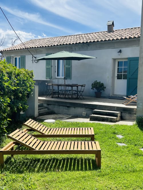 Location maison de vacances avec vue mer, Bastia, Corse. Jardin avec transat dans maison de caractere