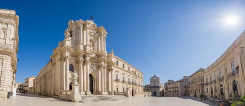 Cattedrale barocca in la storica piazza di Siracusa vicino al bed and breakfast Corte Sicula, Sicilia