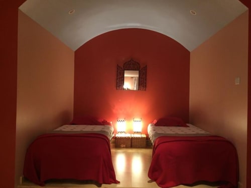 Chambre twin aux murs rouges et plafond voûté à La Maison de Marie-Claire B&B à Doncourt-sur-Meuse, France