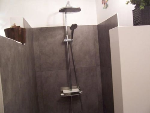 Douche à pluie moderne avec carrelage foncé à la Maison de Marie-Claire B&B, Doncourt-sur-Meuse