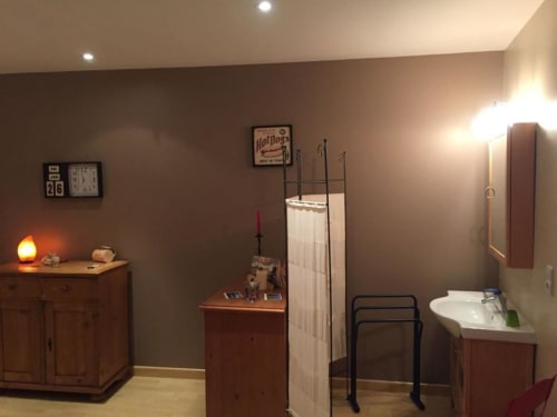 Chambre douillette de la Maison de Marie-Claire avec décor vintage, mobilier en bois et éclairage chaleureux