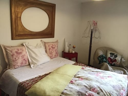 Chambre Venise à L’Atelier du Peintre, Ornans. Une chambre de 12 m2 avec couleurs vénitiennes rouge et or, bois doré et miroirs. TV, Wi-Fi, penderie. Max 2 personnes.