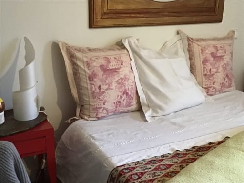 Chambre Venise à L’Atelier du Peintre, Ornans. Une chambre de 12 m2 avec couleurs vénitiennes rouge et or, bois doré et miroirs. TV, Wi-Fi, penderie. Max 2 personnes.
