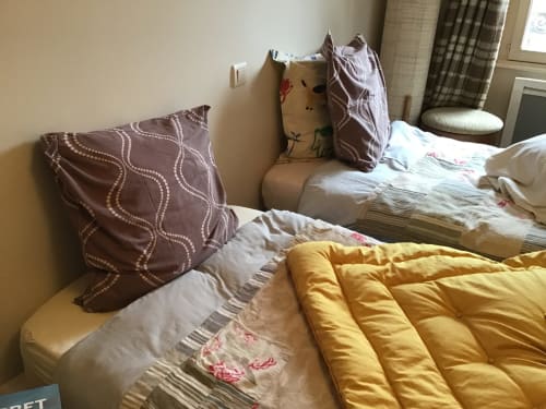 Détendez-vous dans la Chambre Oslo pour 2 personnes avec TV, Wi-Fi, et penderie. Profitez d'un séjour confortable à L’Atelier du Peintre, Ornans. Réservez maintenant!