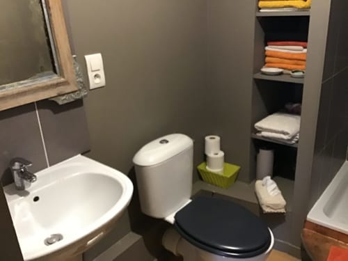 Détendez-vous dans la Chambre Oslo pour 2 personnes avec TV, Wi-Fi, et penderie. Profitez d'un séjour confortable à L’Atelier du Peintre, Ornans. Réservez maintenant!