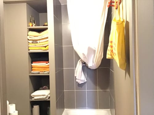 Détendez-vous dans la Chambre Oslo pour 2 personnes avec TV, Wi-Fi, et penderie. Profitez d'un séjour confortable à L’Atelier du Peintre, Ornans. Réservez maintenant!