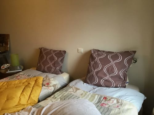 Détendez-vous dans la Chambre Oslo pour 2 personnes avec TV, Wi-Fi, et penderie. Profitez d'un séjour confortable à L’Atelier du Peintre, Ornans. Réservez maintenant!