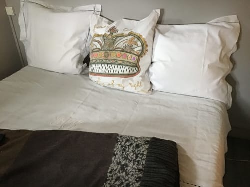 Découvrez Chambre Paris, une petite suite de 12 m2 avec un lit de 160. Idéale pour un couple ou une famille avec un enfant de moins de 12 ans. Profitez de la TV, du Wi-Fi et de la penderie. Capacité d'accueil maximale de 3 personnes.