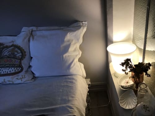Découvrez Chambre Paris, une petite suite de 12 m2 avec un lit de 160. Idéale pour un couple ou une famille avec un enfant de moins de 12 ans. Profitez de la TV, du Wi-Fi et de la penderie. Capacité d'accueil maximale de 3 personnes.