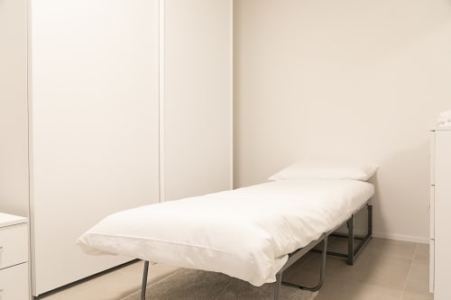 Camera da letto moderna dell'appartamento Ca Borsa III a Treviso con biancheria bianca e pareti neutre