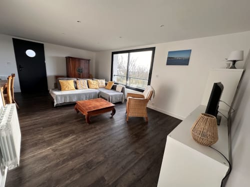 Séjour moderne avec vue sur mer à L'Écrin du Blanc Caillou à Saint Pair sur Mer, canapé gris, bois