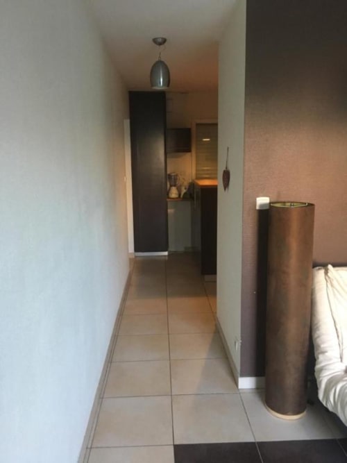 Couloir de l'appartement Nano House à Bègles avec carrelage, suspension luminaire et décoration moderne