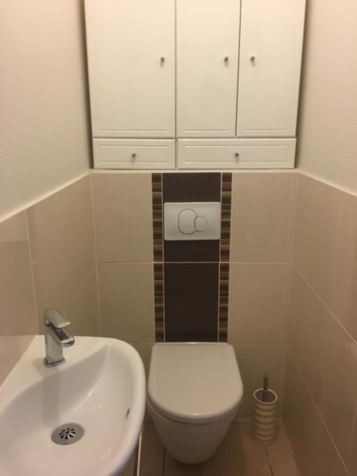 Salle de bain moderne de l'appartement Nano House à Bègles avec toilettes, lavabo et placards de rangement