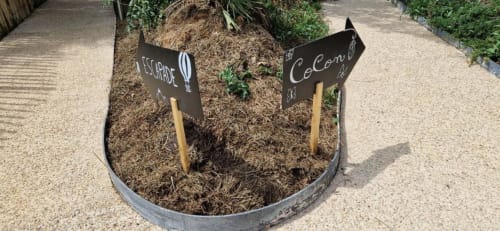 Carré potager surélevé avec étiquettes de plantes au jardin de la Domaine de la Grande Décision à La Douze, France