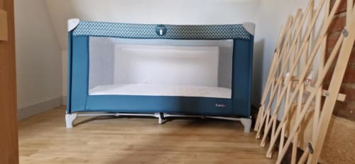 Lit parapluie bleu avec matelas blanc dans une chambre de cottage au Domaine de la Grande Décision, La Douze