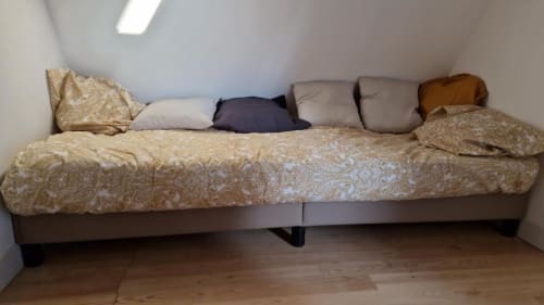 Grand lit avec parure patterned et coussins décoratifs au gîte Escapade du Domaine de la Grande Décision