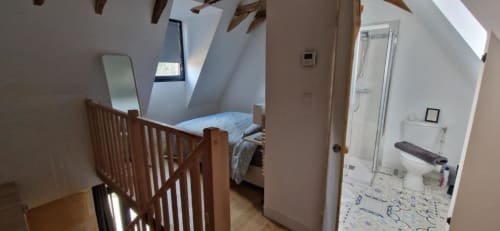 Gîte Cocoon bedroom with crib and ensuite bathroom at Domaine de la Grande Décision, La Douze