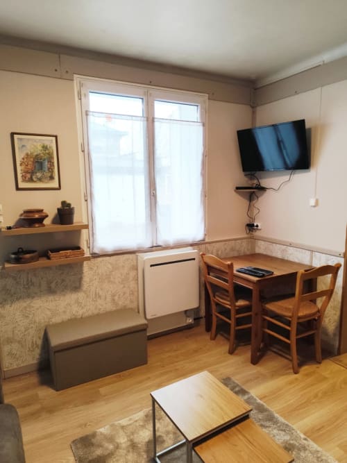 Appartement Accolade à Châteaudun avec séjour, table à manger, TV et vue sur la ville