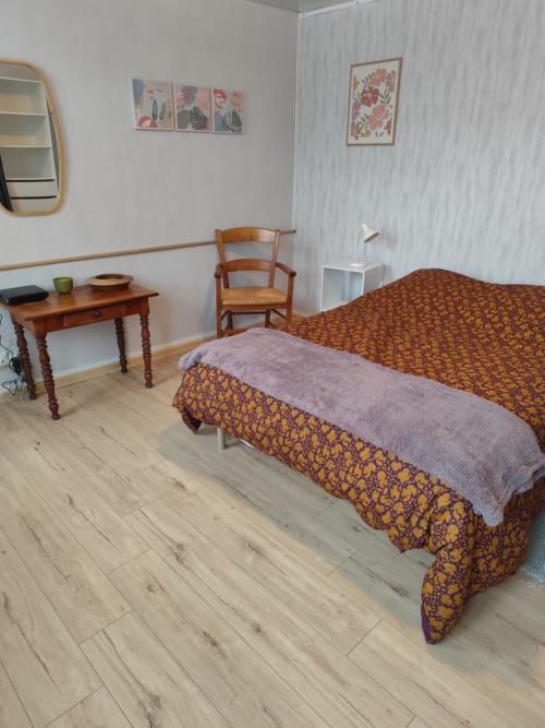 Chambre douillette à l'Accolade Châteaudun avec lit en bois, mobilier d'époque et vue sur la ville