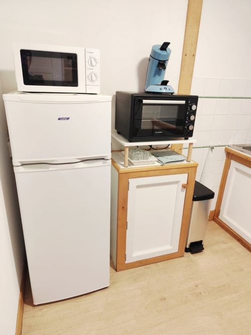 Cuisine de l'appartement Accolade avec réfrigérateur, micro-ondes, four grille-pain et mixeur à Châteaudun