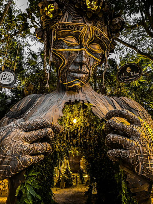 Estatua tribal de madera con detalles dorados en Hotel Playa de Los Locos, Suances, España