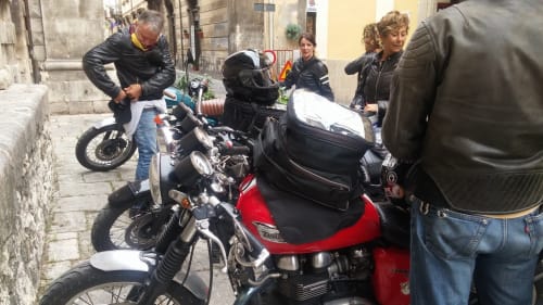 Les passionnés de motos se réunissent à Sulmona près de l'hôtel Stella CasaBono pour un rassemblement de motos anciennes