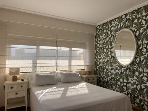Moderno dormitorio de hotel con vista al mar en Hotel Playa de Los Locos, cama blanca, papel mural botánico y grandes ventanales