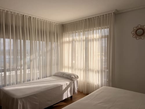 Luminoso dormitorio con vistas al mar en Hotel Playa de Los Locos, cortinas translúcidas y dos camas en Suances