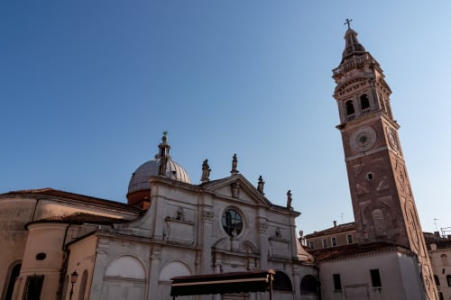 Chiesa storica con campanile a Venezia, Italia vicino al Palazzo San Firmino Residenza D'Epoca