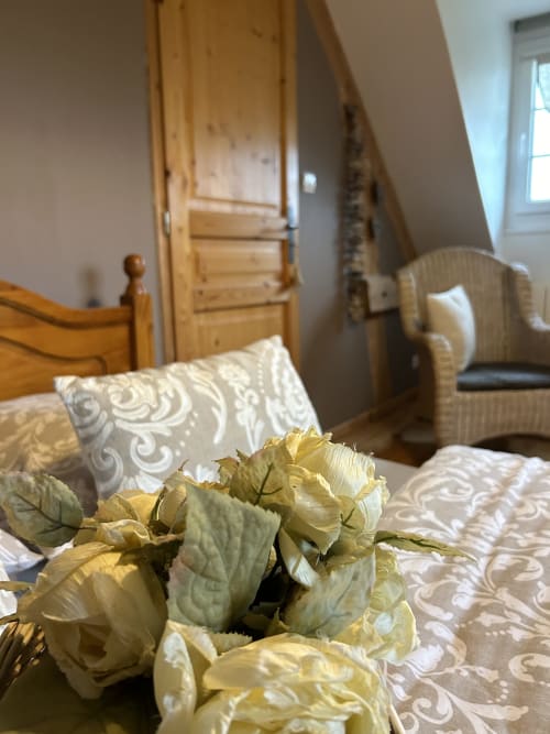 Chambre confortable au Clos Mahiel , fauteuil en osier