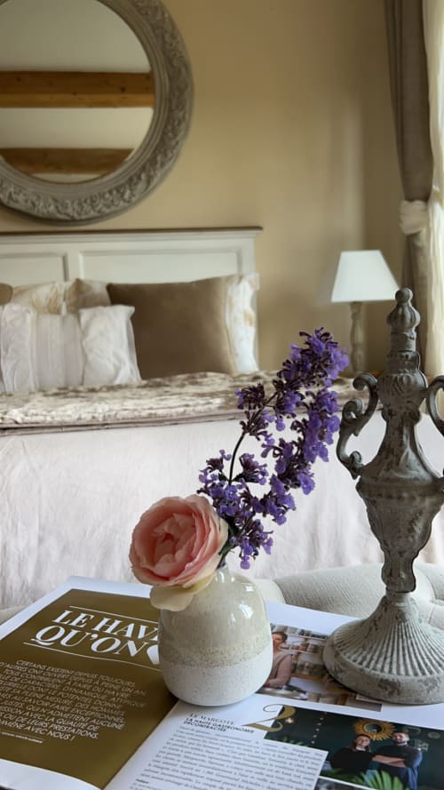 Chambre Aurore-Lin à la décoration raffinée et somptueuse. Cette chambre au textile de Lin reste naturel et élégante. Le lin cultivé localement. Les chambres d'hôtes  au Clos Mahiel avec linge blanc et lin, luxueuses.
Cette chambre Aurore-Lin  est très spacieuse et confortable. 