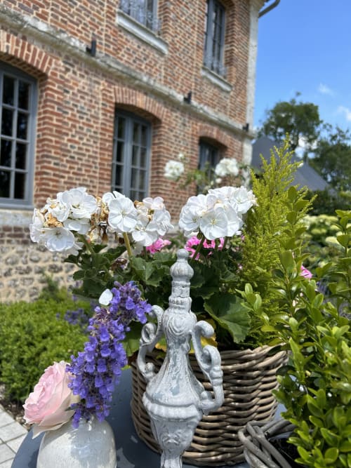 Profitez du jardin. On adore le jardin au Clos Mahiel. Détente. Repos. Calme. Prendre le thé dans le jardin paisiblement.