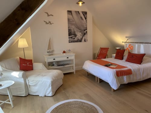 Chambre mansardée douillette au Clos Mahiel avec lits jumeaux, accents rouges, mobilier blanc et décor marin