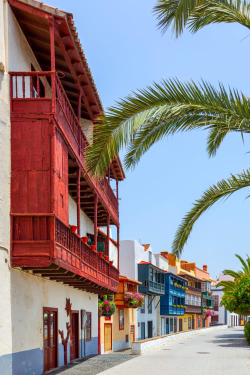 Coloridos edificios coloniales con balcones de madera roja en la calle histórica de Santa Cruz de la Palma