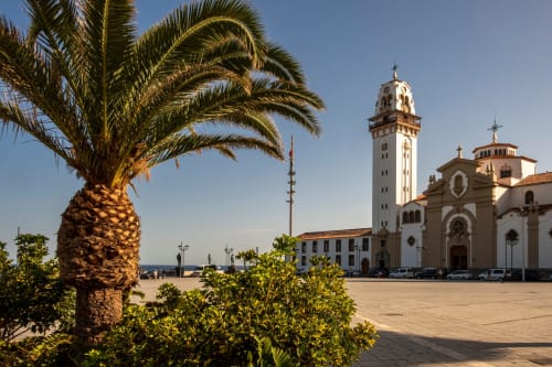Plaza de la iglesia en Santa Cruz de la Palma con palmera y arquitectura colonial encalada junto a la costa