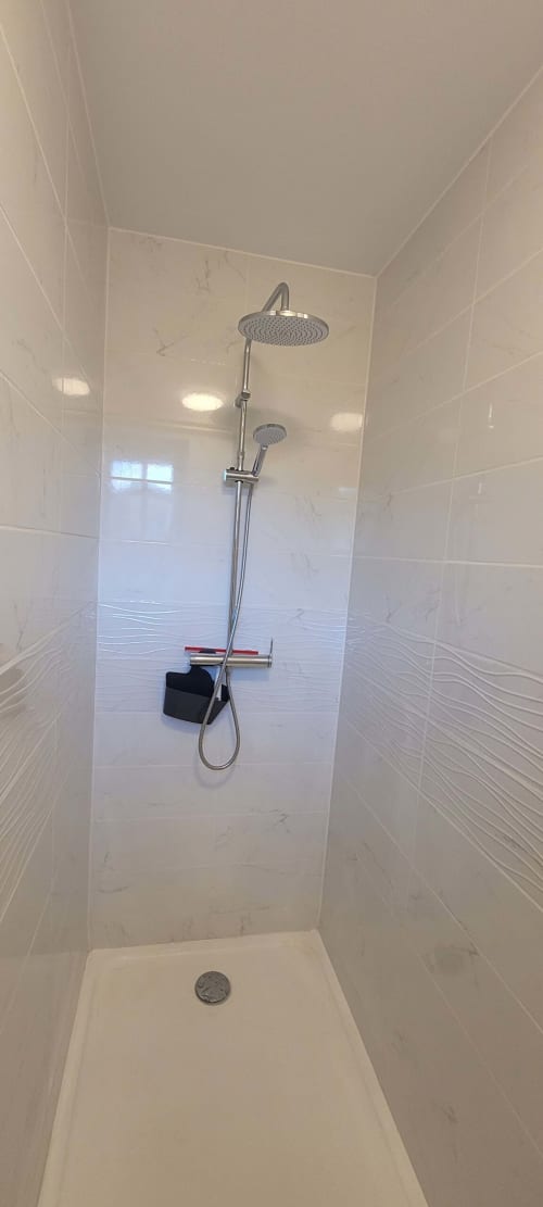 Douche moderne dans la salle de bain de la chaumière Au Bord de la Dunière avec douchette pluie et pomme de douche à main