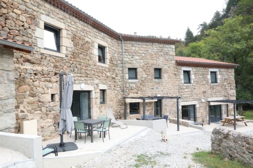 Maison en pierre à Au Bord de la Dunière, Sainte Sigolène avec cour aménagée et vue sur la rivière